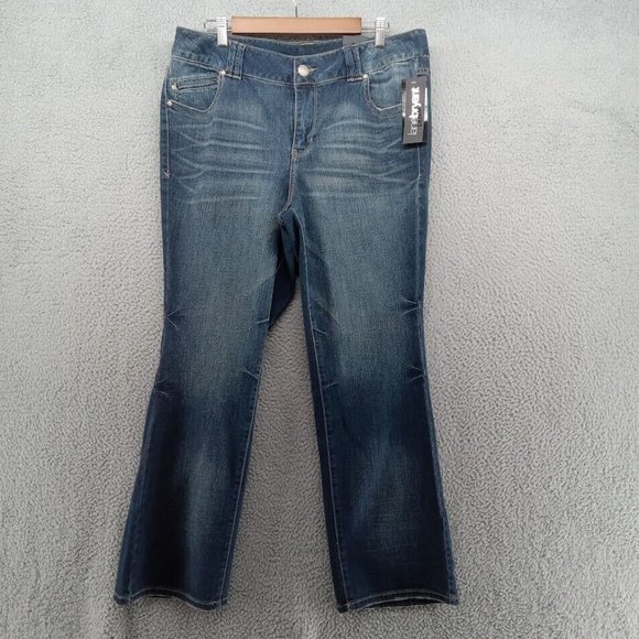 Lane Bryant Jeans Womens 18 Petite Blue Faded Flare‎ Distinctly Boot Right Fit - Picture 1 of 11